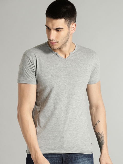 

Roadster Men Grey Melange Solid Round Neck T-shirt