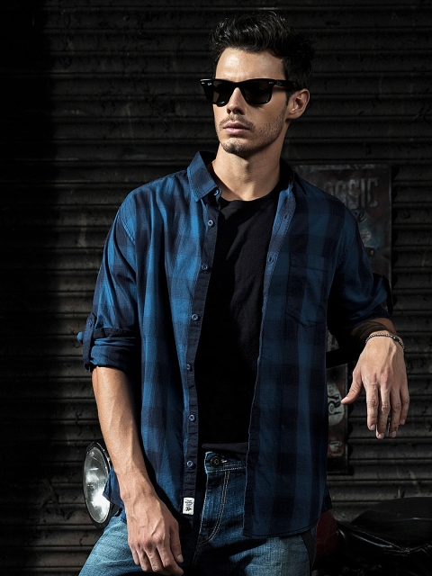 

Roadster Time Travlr Men Blue Regular Fit Checked Casual Shirt