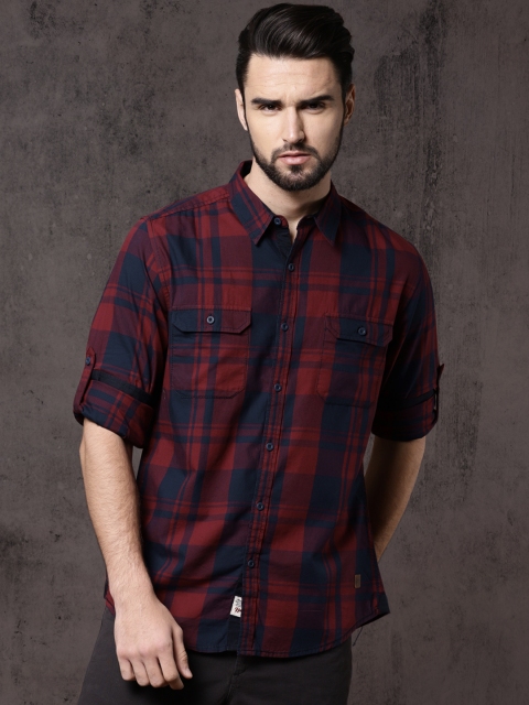 

Roadster Men Navy Blue & Maroon Regular Fit Checked Casual Shirt