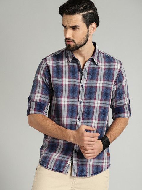 

Roadster Men Blue & Red Regular Fit Checked Casual Shirt