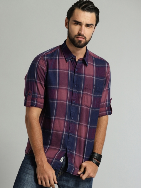 

Roadster Men Blue & Red Regular Fit Checked Casual Shirt