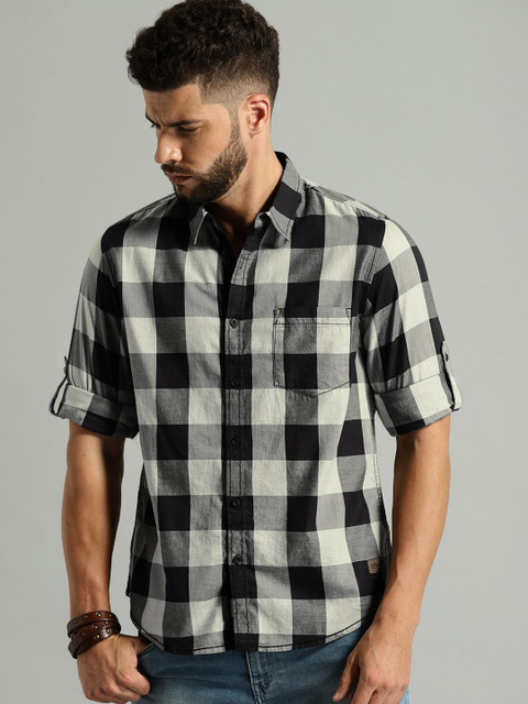 

Roadster Men Black & Grey Regular Fit Checked Casual Shirt