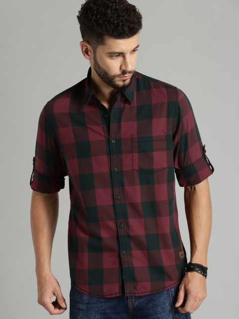 

Roadster Men Red & Black Regular Fit Checked Casual Shirt