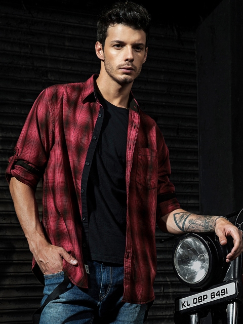 

Roadster Time Travlr Men Red & Black Regular Fit Checked Casual Shirt