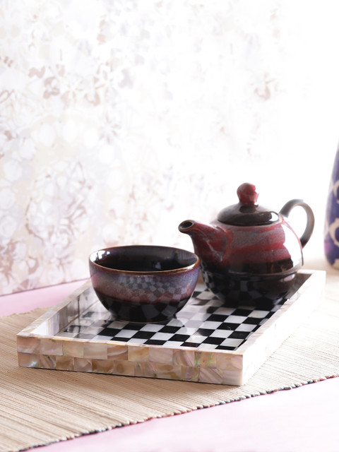 

VarEesha Off-White and Black Handcrafted Rectangluar Sea Shells Chess Tray