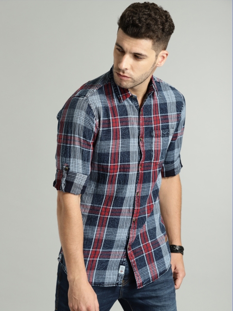 

Roadster Time Travlr Men Navy Blue & Red Regular Fit Checked Indigo Washed Casual Shirt