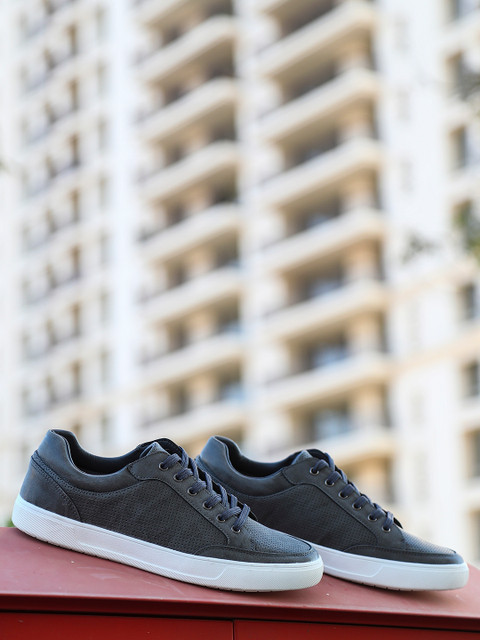

LOCOMOTIVE Men Blue Sneakers