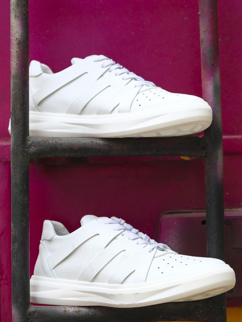 

LOCOMOTIVE Men White Sneakers