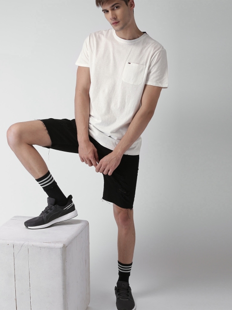 

Tommy Hilfiger Men White Solid Round Neck T-shirt
