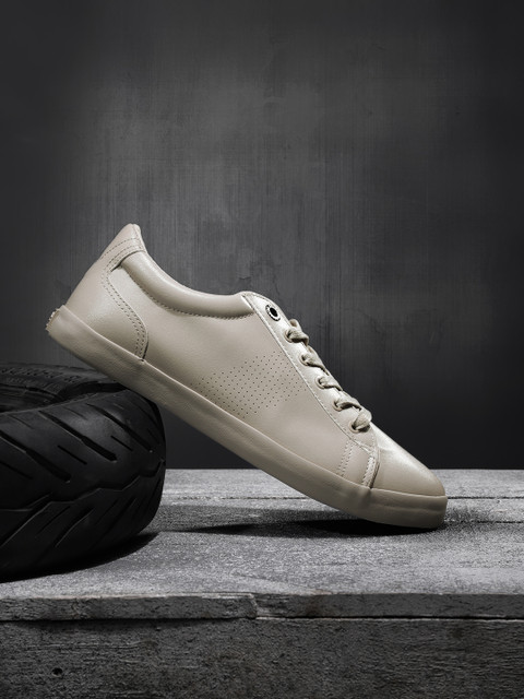 

Roadster Men Grey Sneakers