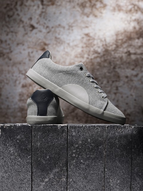 

Roadster Men Grey Sneakers