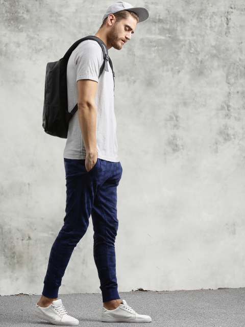

Breakbounce Men Grey Solid Round Neck T-shirt