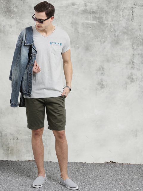 

Breakbounce Men Grey Solid V-Neck T-shirt