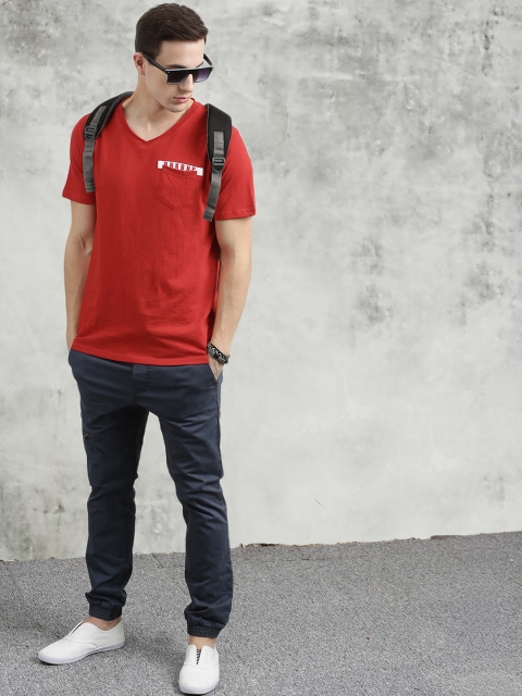 

Breakbounce Men Red Solid V-Neck T-shirt
