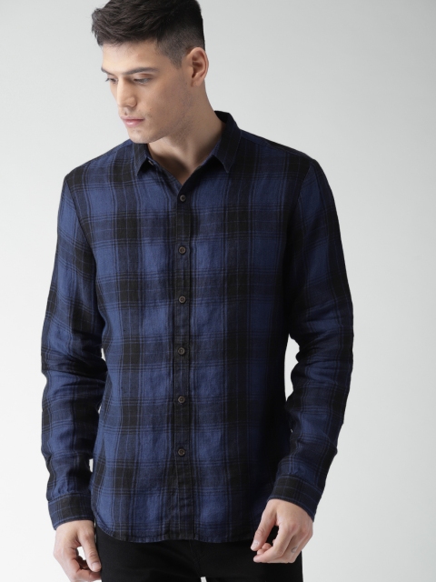 

Levis Men Blue & Black Regular Fit Checked Casual Shirt