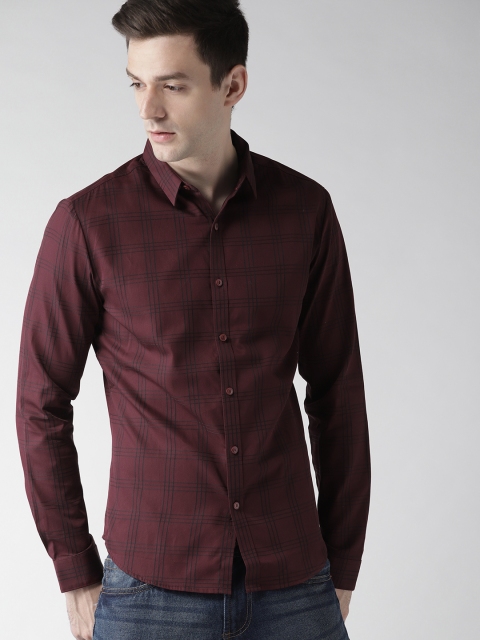 

Levis Men Burgundy Regular Fit Checked Casual Shirt