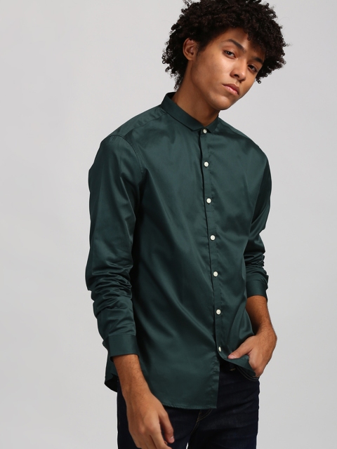 

Levis Men Green Regular Fit Solid Casual Shirt