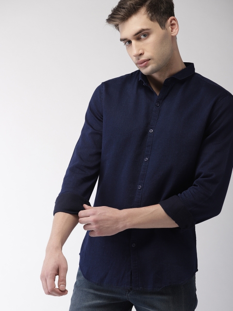 

Levis Men Navy Blue Regular Fit Chambray Solid Casual Shirt