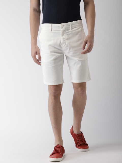 

Levis Men Off-White Relaxed Tapered Fit Chino Shorts
