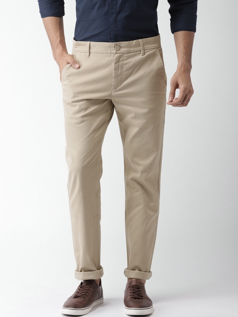 

Levis Men Beige Slim Fit Solid Chinos