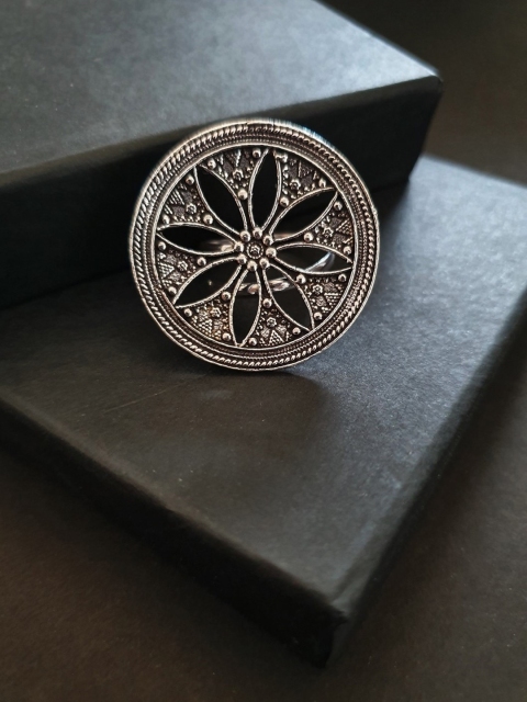 

Infuzze Oxidised Silver-Toned Textured Tribal Ring