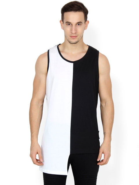 

Tiktauli De.Corps. Men Black Colourblocked Round Neck T-shirt