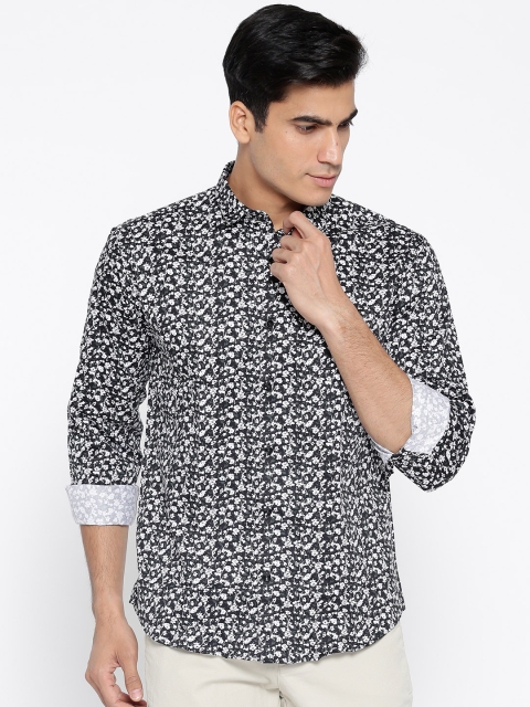 

V Dot Men Black & White Slim Fit Printed Casual Shirt