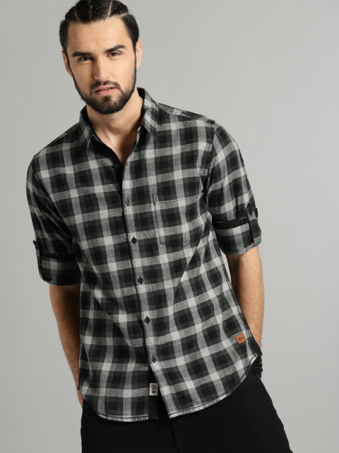 

Roadster Men Grey & Navy Blue Regular Fit Checked Casual Shirt