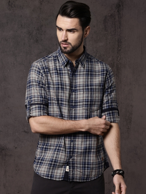 

Roadster Men Grey & Navy Regular Fit Checked Casual Shirt