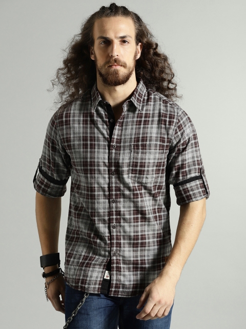 

Roadster Men Grey & Brown Regular Fit Checked Casual Shirt