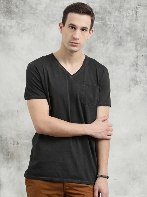

Breakbounce Men Black Solid V-Neck T-shirt