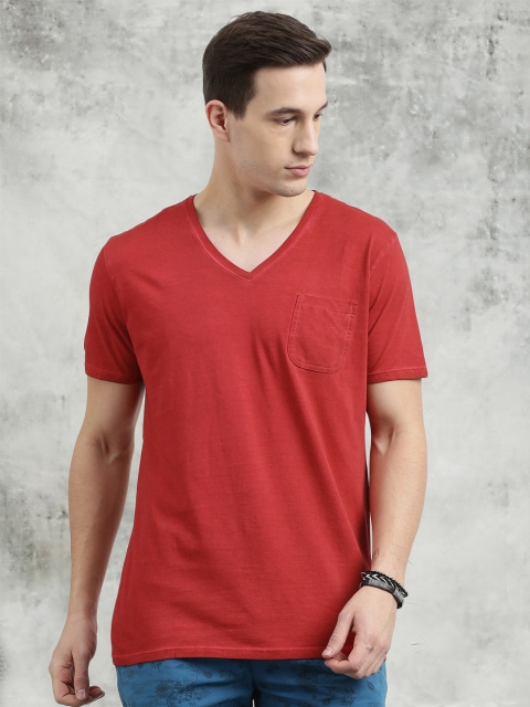 

Breakbounce Men Red Solid V-Neck T-shirt