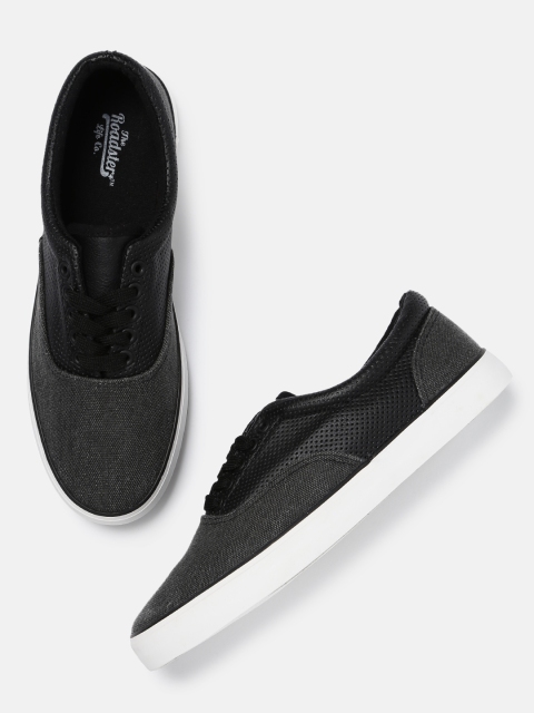 

Roadster Men Black & Grey Sneakers