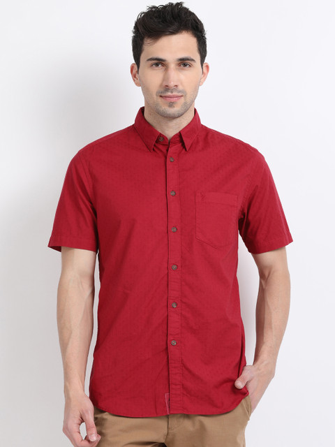 

Indian Terrain Men Red Regular Fit Solid Casual Shirt