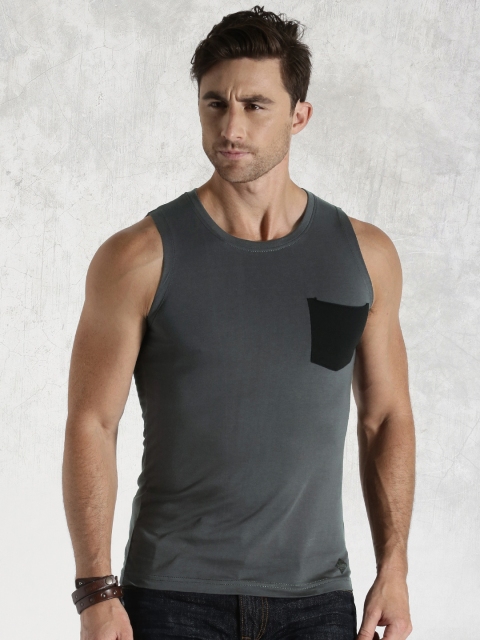 

Roadster Men Charcoal Grey Vernon Slim Fit T-shirt