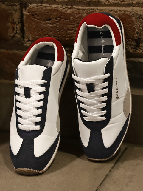 

Mast & Harbour Men White & Navy Blue Colourblocked Sneakers