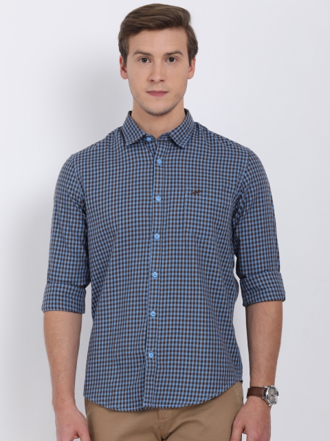 

Crocodile Men Blue & Maroon Slim Fit Checked Casual Shirt