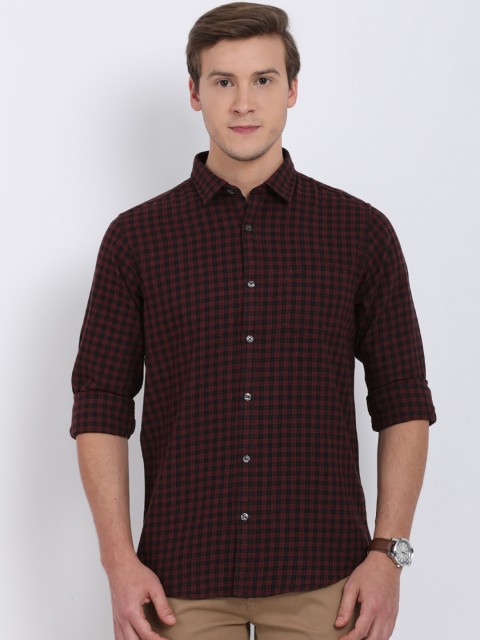 

Crocodile Men Maroon Slim Fit Checked Casual Shirt