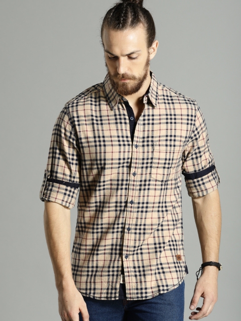 

Roadster Time Travlr Men Beige & Navy Blue Regular Fit Checked Casual Shirt