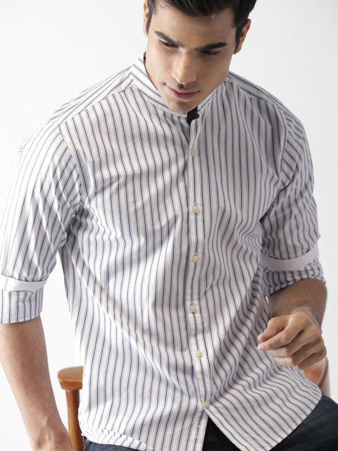 

INVICTUS Men White & Blue Slim Fit Striped Casual Shirt