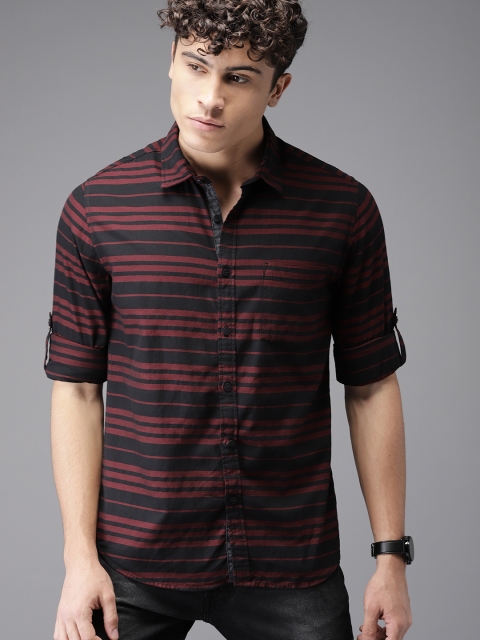 

HERE&NOW Men Maroon & Black Regular Fit Checked Casual Shirt