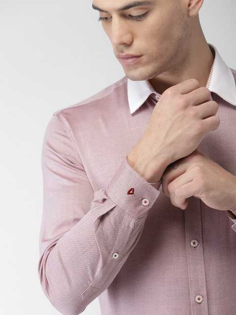 

INVICTUS Men Red & White Slim Fit Self Design Formal Shirt