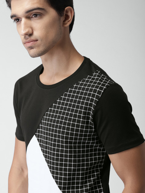 

INVICTUS Men Black & White Colourblocked Round Neck T-shirt
