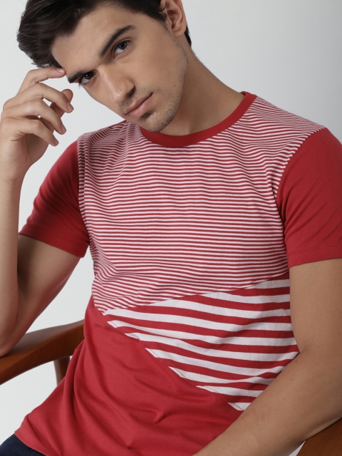 

INVICTUS Men Red & White Striped Round Neck T-shirt