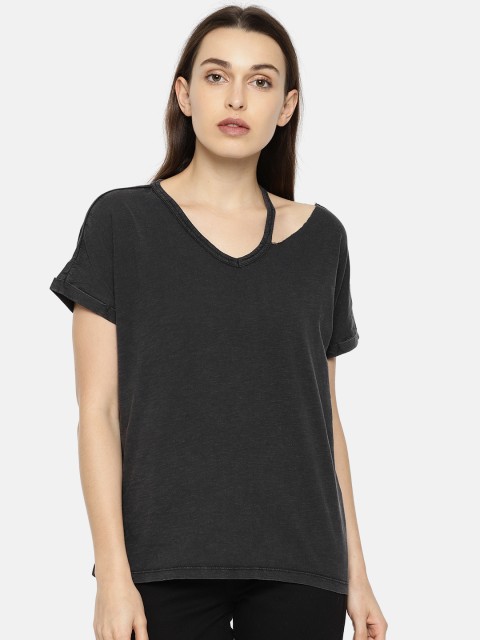 

Vero Moda Women Black Solid Round Neck T-shirt