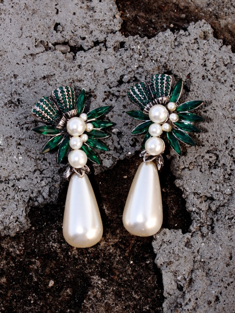 

Bellofox Green & White Teardrop Shaped Drop Earrings