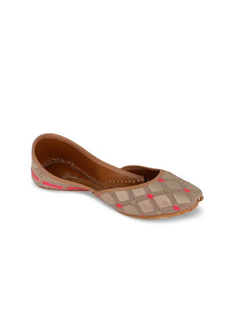 

Coral Haze Women Beige Woven Design Mojaris