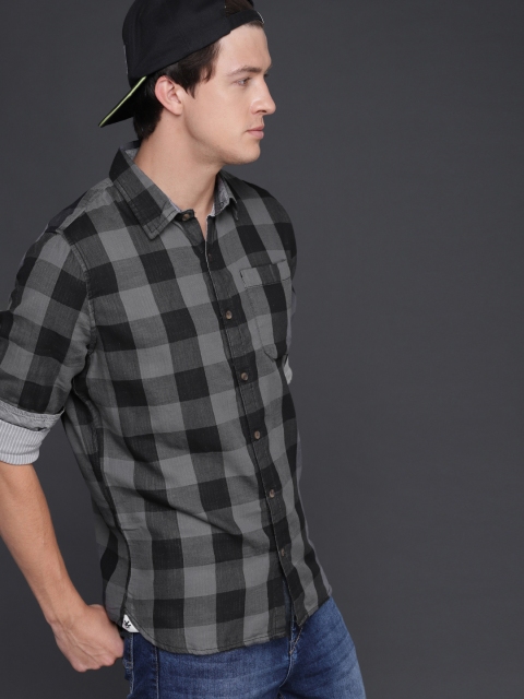 

WROGN Men Grey & Black Regular Fit Checked Casual Shirt