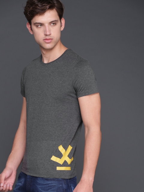 

WROGN Men Charcoal Solid Round Neck T-shirt