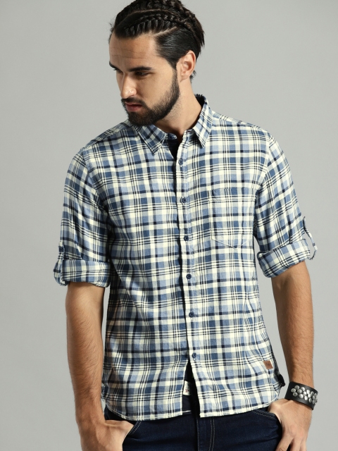 

Roadster Men Blue & White Regular Fit Checked Casual Shirt